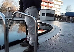 untip in maseaja pula pe balustrada piscine cun vibro