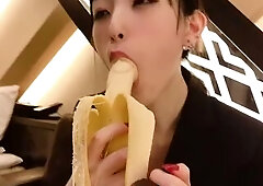 Sub-cama Português- Pôr este preservativo nesta banana pela minha boca♥ boquete e punheta japonesa
