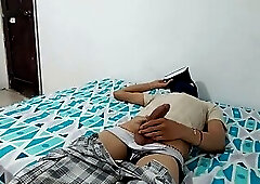 Masturbator masturbates while watching porn in his VR headset