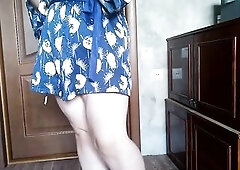 Gives a pizza delivery chap a tugjob instead of a tip