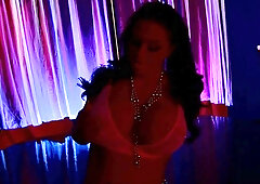 English chick is fully prepared what's to cum all over her