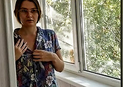 Girl sees that she is beautiful and masturbates in front of the mirror