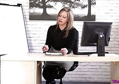 Fantastic looking cougar Lou Pierce undresses and plays with saggers