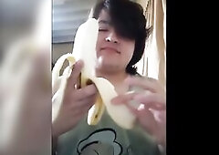 Gordita tragandose un doble platano ???????? (la perra muerde????)