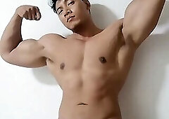 Thai Man Flex Muscle ( @jen_k)