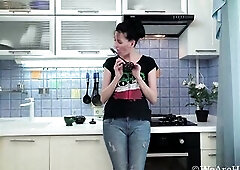 sexy housewife, instead of cooking dinner for her spouse,picked up a potato masher and pushed it into her bushy twat, masturbation with groans