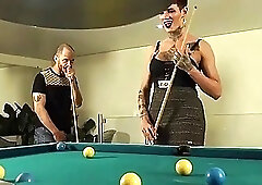 Travesti dotada socando no buraco do amigo