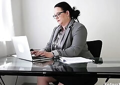 Assistant Rodney flubs up boss Jessica Craving's business travel. Later, the tables are turned. Big and in charge Jessica, tired of being in cont
