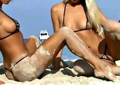 Beach beauties - Natali Blond  Lea Tyron