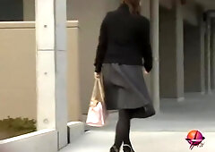 Amateur skirt sharking reveals that she has no panties on