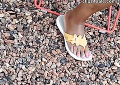 We out in hawt sunny Recent Orleans chilling outside the convention center building where Essence Festival is taking place. After exiting Essence Fest