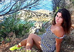 Voluptuous brunette receives a cumshot on the secluded beach rocks