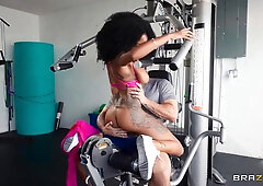 Sarai Minx And Mike Ox Deliver Garage Handjob Tease