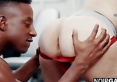 Interracial gay sex in the gym