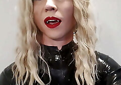 WicaWii Skinny sexy vamp TV in Latex play wit black dildo