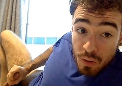 Musclé et adorable, un jeune homme poilu se masturbe et éjacule partout