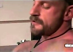 Entrenador disciplina a su estudiante