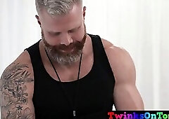 Coach gives the Best handjobs@TwinksOnTop