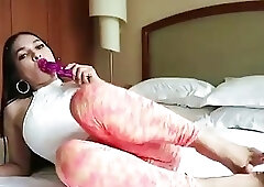 Sexy TS Filipina Twerking Hot In Yoga Pants