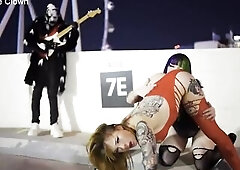 Legendary Rockstar Screws 2 Gothic Bitch After This guy Played Him His Hit Song