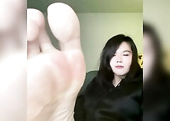 I’m tickling my feet with the hair massager