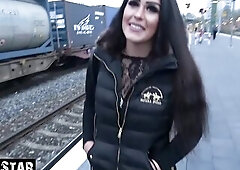 Jungfotze auf Bahnhofsklo geschwängert!