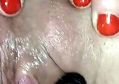 Martina lässt sich ihr Pissloch auf3 cm Durchmesser dehnen. Peehole fuck, geficktes Pissloch