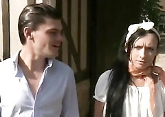 des jeunes s'infriltrent dans une maison et c'est une baise generale