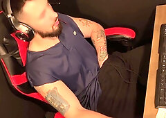 Hj SPUNKING firm on the gamer tabouret - filmed from above in secret