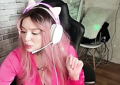 SHOCK! A real streamer forgotta turn off her live broadcast.