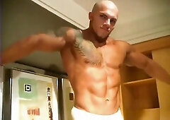 Bodybuilder Muscle Worship - Beto 2