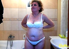 An old ladt Helene knows how to give a passionate blowjob