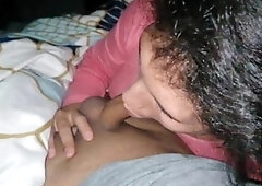 Linda chica morena mamando verga