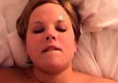 Sexiga Sara suger stor svensk kuk till ansiktsbehandling