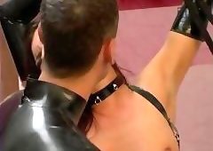 Soumise en latex attachee debout