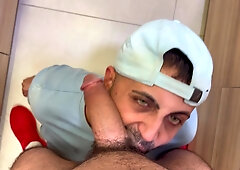 Unshaved large manmeat blow-job in a locker apartment