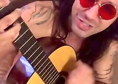 Cantor Gustavo Macedo sensualizando