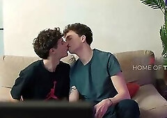 STAXUS :: Show me how you kiss your girlfriend !