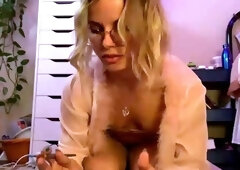 Hot amateur blonde pregnant toying her pussy solo