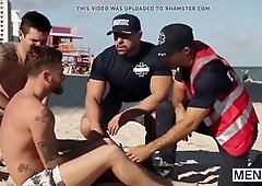 Muscle hunk Olyvier38 enjoys a wild anal gangbang party