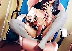 Amateur brunette wanking toying