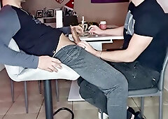 Süßer 18Jähriger isst das vollgewixte Plätzchen, ganzes Flick mit Cum-Shot und schlucken