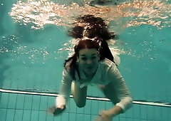 Underwater hot babe Petra swims naked