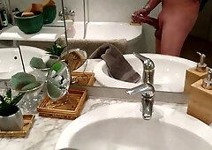 Amateur hottie pumps way to a massive dong with a humongous pump