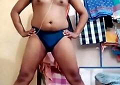 Chandresha, le porno Ã©talon indien, exhibe sa tenue naturelle lors d'une sÃ©ance d'exercice