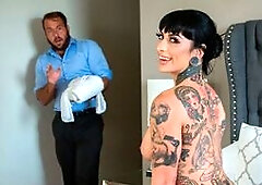 Jessie Lee has been waiting for this reunion with her best friend for a long time. Since her friend got married, Jessie always wondered how a dude can