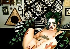 Masturbating solo babe loves her toys