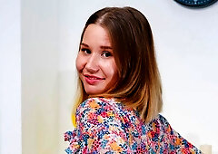 Awesome soloing model Amalia Davis stimulates her hungry pussy