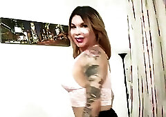 Hot n' horny &ndash; shemale bangs a muscular dude