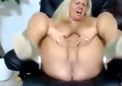 Heie Schweizer Blondine beim Masturbieren vor der Webcam